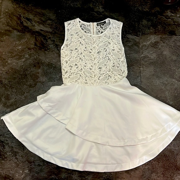 White sleeveless short dress with flare Gamiss brand - Picture 2 of 3